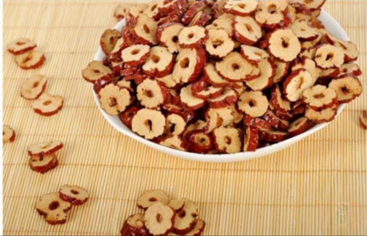 新鲜切好的枣圈整齐摆放在竹筛上