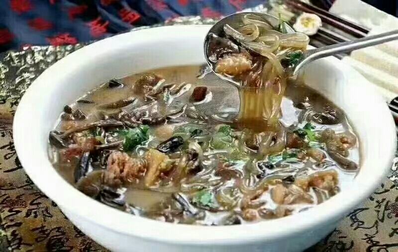 炖煮中的锅内场景