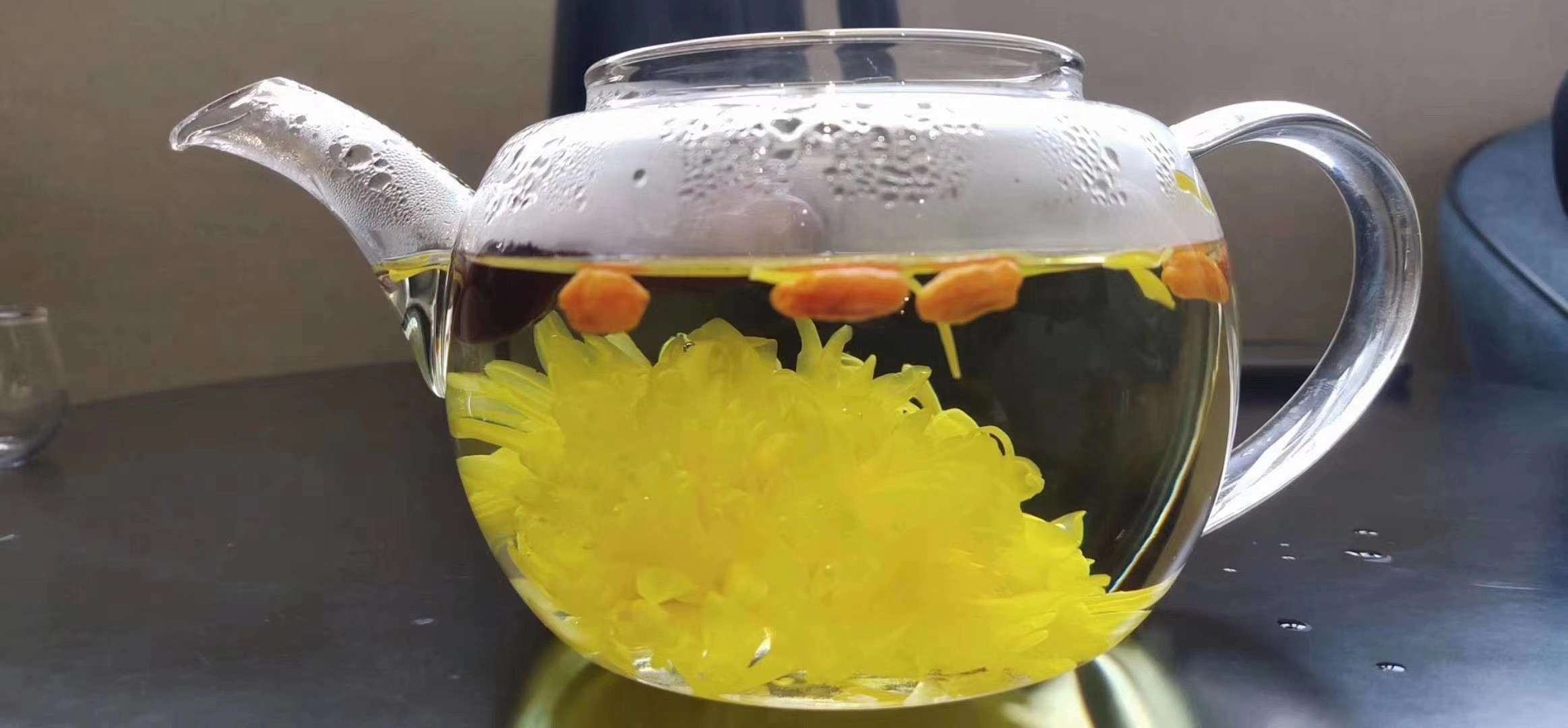 金丝皇菊茶在茶具中冲泡的效果图