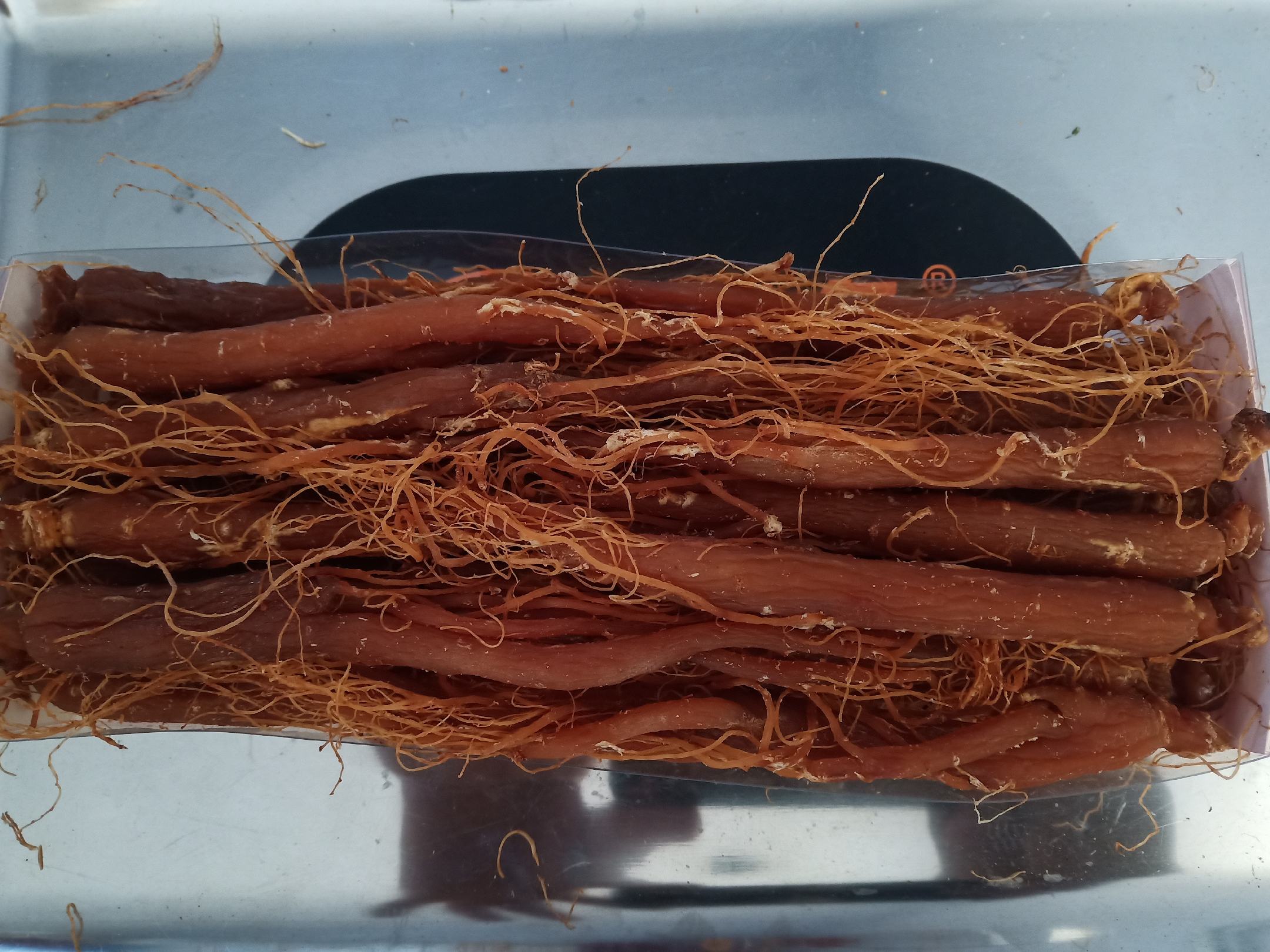 半干红极参用洁净湿纱布包裹，放置于透明保鲜盒中，盒体带有透气孔，整体置于冰箱冷藏抽屉内