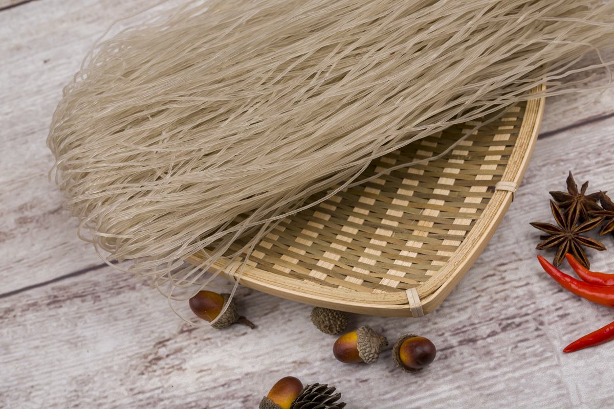 泡椒炒红薯粉食材摆盘图