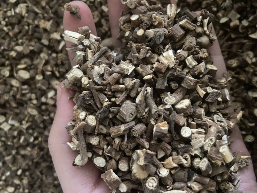 中药材市场中的北柴胡药材摊位