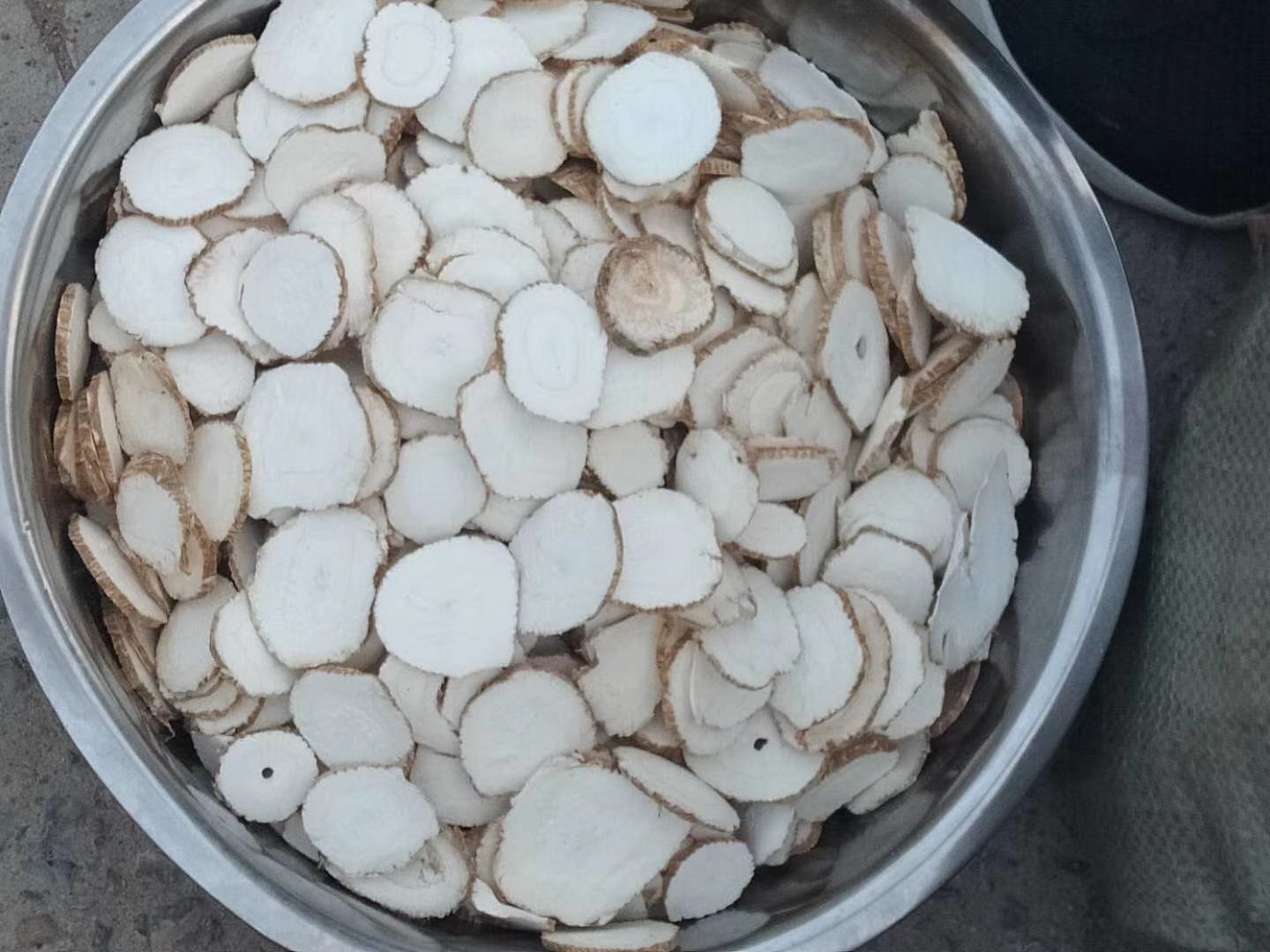 白芷炖猪肉食材特写：案板上整齐摆放焯水后的五花肉块、剪成细段并轻焙过的白芷碎、拍松的生姜、葱结、八角、桂皮、干山楂片，背景为木质厨房台面