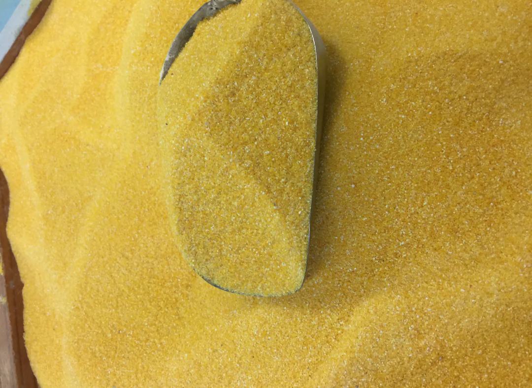 彩色玉米被用于制作沙拉和玉米饼的烹饪过程展示 彩色玉米烹饪展示图