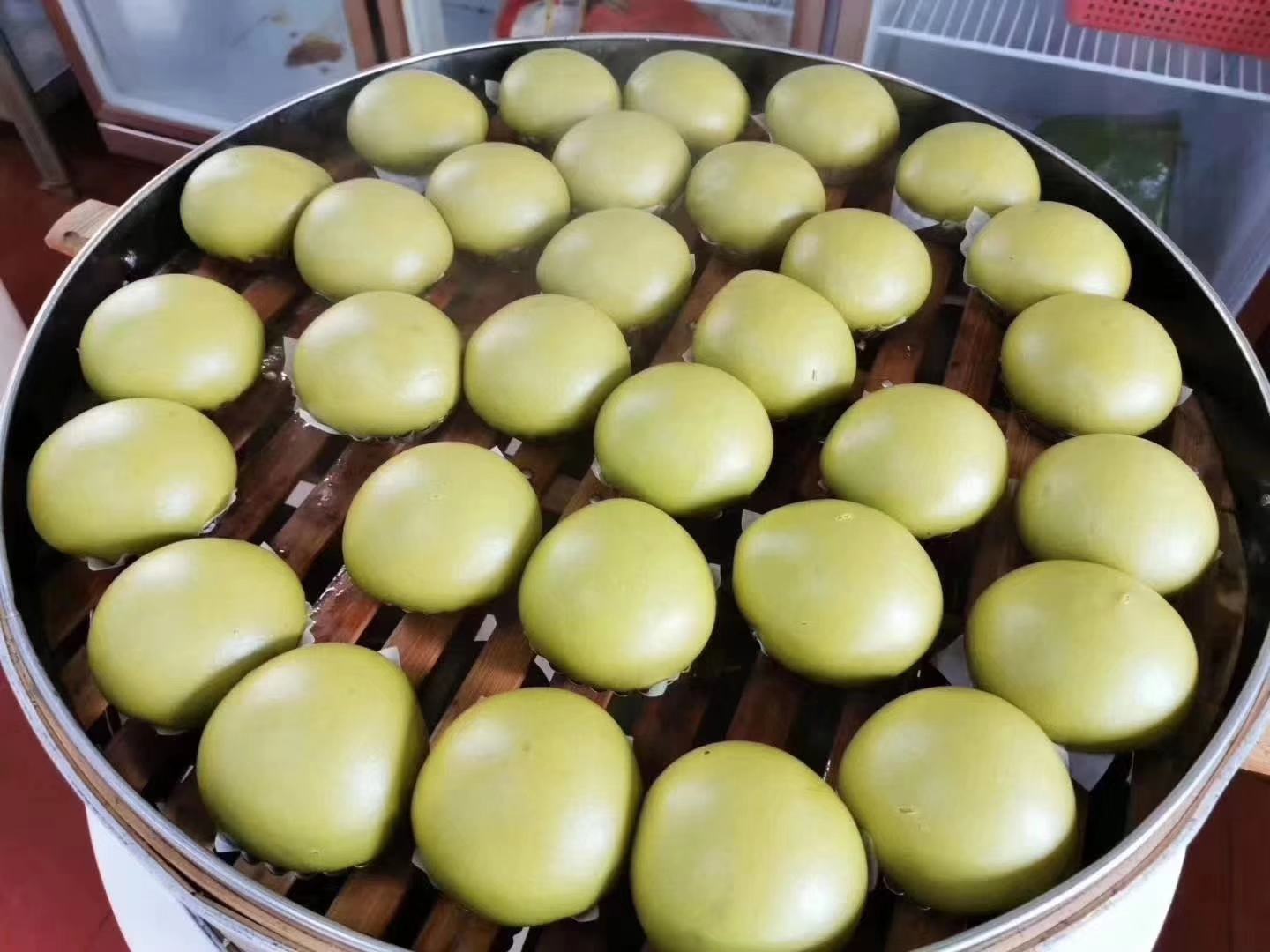 刚出锅的包菜包子成品图