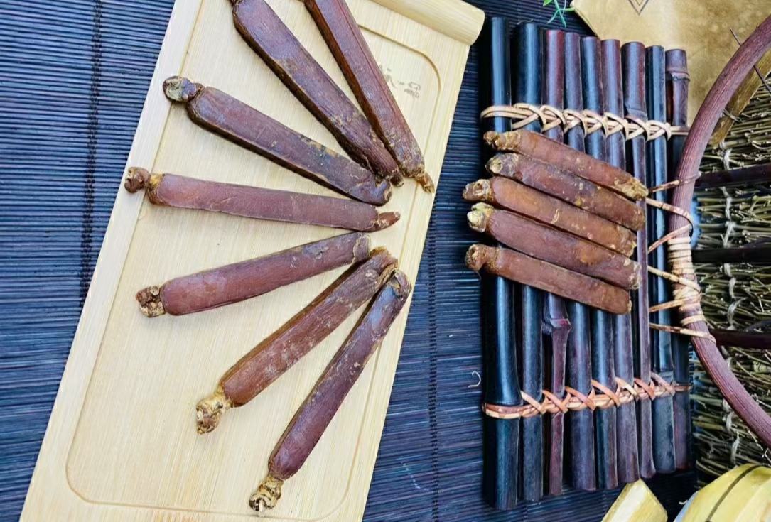 一瓶琥珀色的高丽参泡酒置于木质托盘上,旁边配有一个小瓷杯,杯中盛有少量酒液,背景是中式茶席与香炉,整体风格宁静雅致,体现传统养生文化意境 高丽参酒成品展示与饮用场景