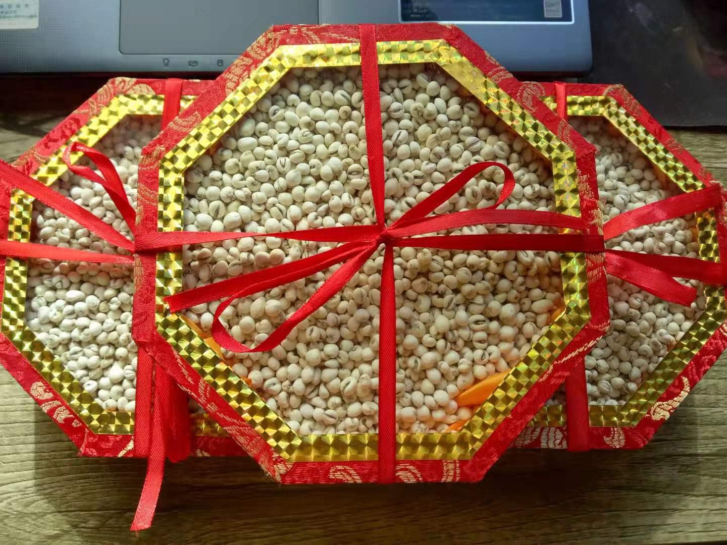 木质礼盒打开状态,内衬红色丝绸,整齐摆放约20粒松贝,颗粒洁白圆润,大小均匀。旁边配有金色说明书卡片,印有‘道地松贝·川贝之冠’字样。背景为中式书房环境,有线装书、紫砂壶和宣纸笔墨,营造传统文化氛围。 高端中药材礼盒展示图