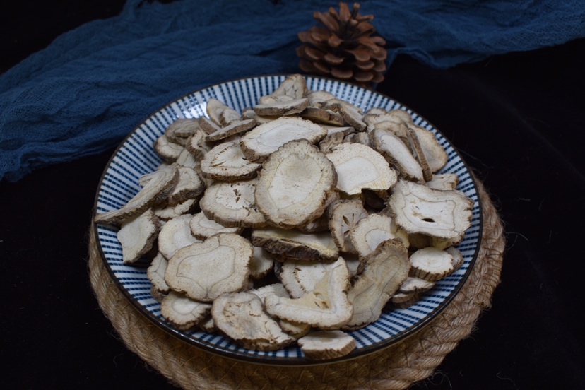 白芷切片与烘烤过程