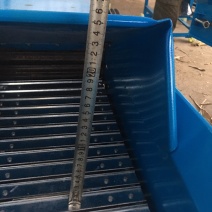 2人不停放料才跟上粉碎的4.5吨铡草揉丝机