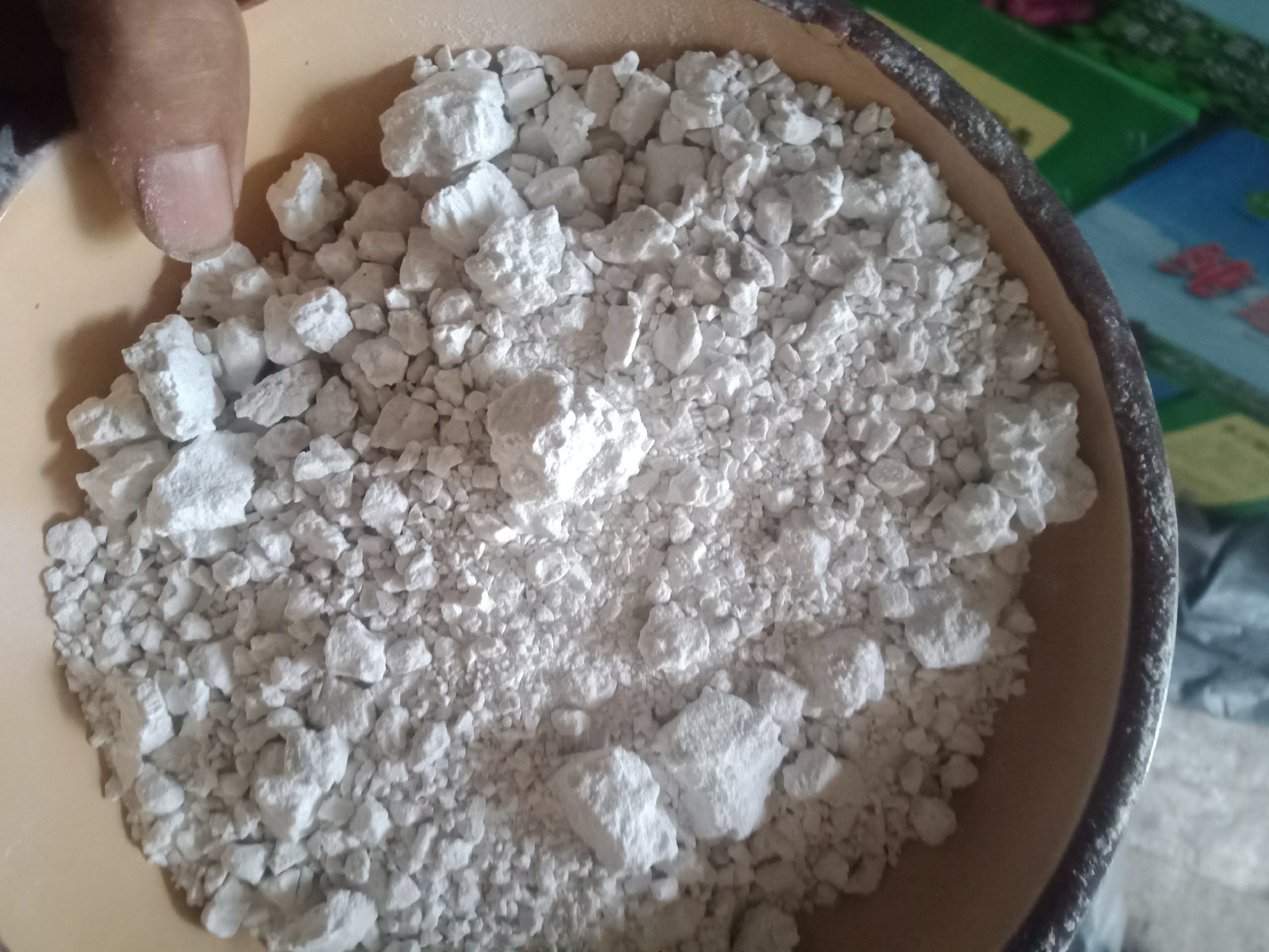 烟薯25精制淀粉成品质量检测现场,突出粉末粒径均匀、色泽纯净、流动性佳等工业级品质特征,符合GB/T 8883-2022食用甘薯淀粉标准一级要求 烟薯25淀粉成品特写:细腻雪白的粉末堆叠于玻璃培养皿中,表面反光柔和,旁置标准淀粉比色卡(L*值94.2)与电子天平(显示净重50.3g),体现工业化品控标准