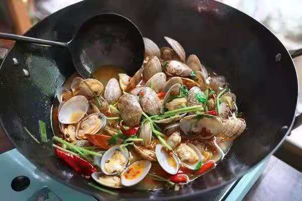 锅中花蛤与酱料翻炒,汤汁浓稠,香气四溢 炒花蛤过程图