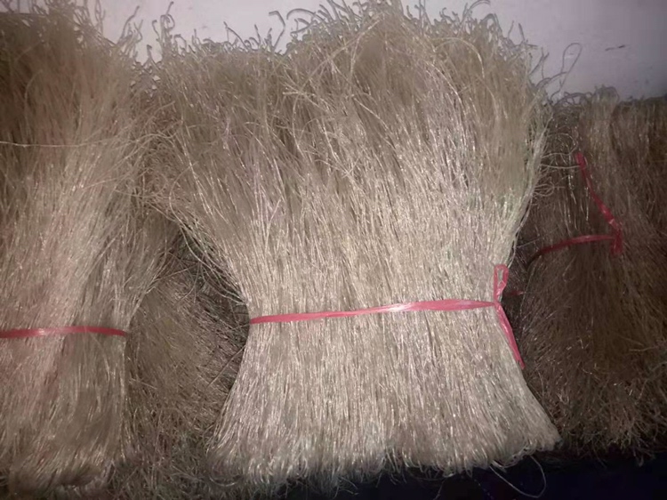 厨房实操场景：厨师左手持锅柄猛力颠锅，右手执锅铲快速划散红薯粉条，锅中粉条在烈火红油中翻飞蓬松，背景可见泡椒坛与红薯粉包装袋（标注“安岳·非转基因红薯”）