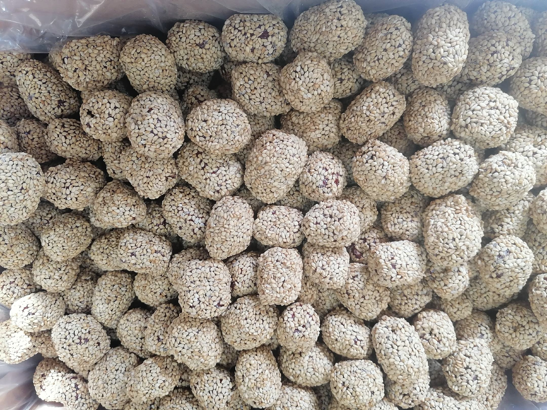 烘烤出炉的枣酥成品图