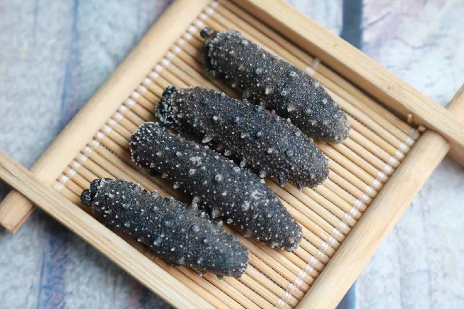 高清特写图:新鲜出炉的江西豆参呈均匀金黄色,直径约1.2cm,长度8–10cm,表面干燥无黏腻感,放大可见典型蜂窝状多孔结构,置于赣南竹编簸箕内,背景虚化呈现传统砖木结构作坊门头 江西豆参特写:金黄色圆柱形豆参整齐排列于竹编簸箕中,表面微泛油光,可见清晰蜂窝状气孔结构,背景为江西传统青砖老作坊