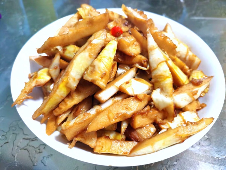 清炒雷笋摆盘，色泽鲜亮诱人