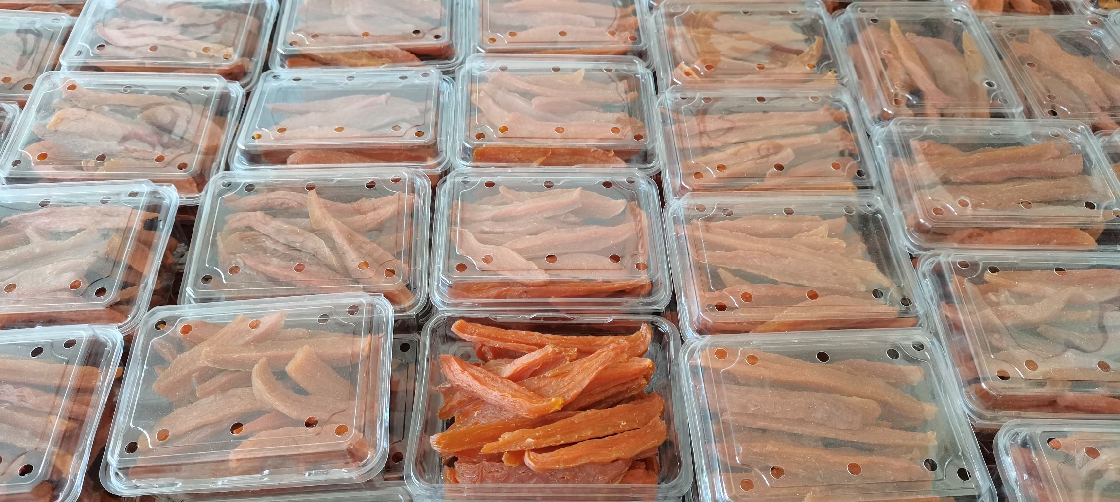 成品紫薯干装入密封罐中
