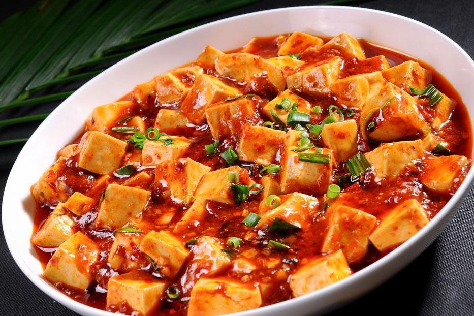 西葫芦豆腐预处理对比图：左侧为未压水未裹粉的豆腐块（松散易碎），右侧为压水10分钟+薄层玉米淀粉裹粉后的豆腐块（表面干燥微泛白光，棱角清晰）