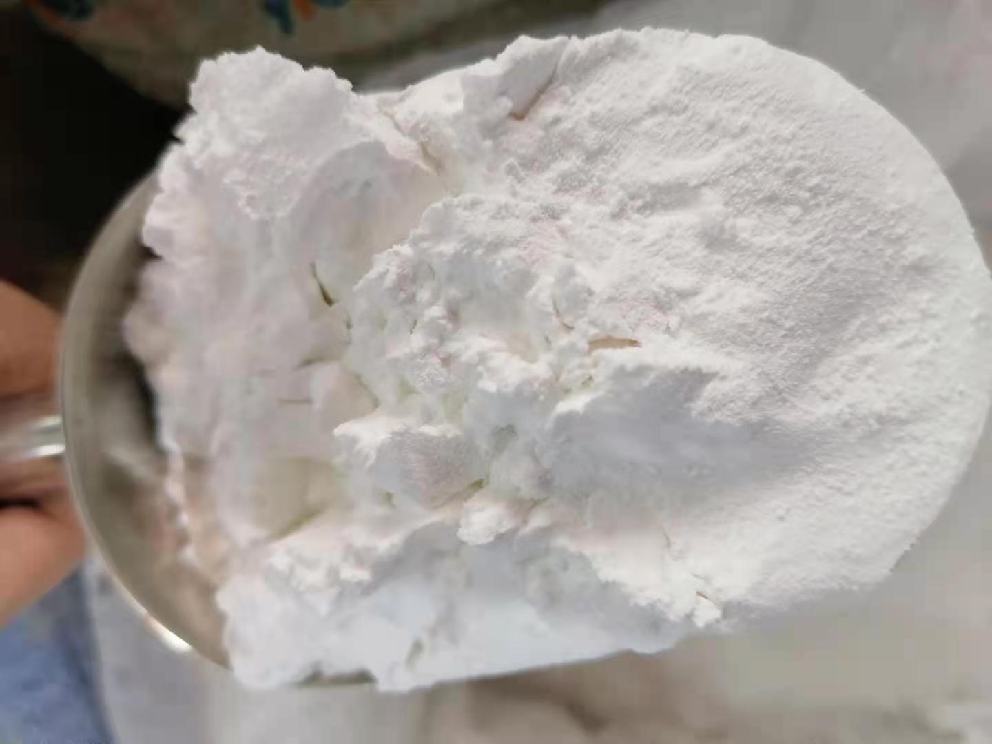 葛根切开后的内部结构,呈白色或淡黄色,质地细腻,略带淀粉感 葛根切片图