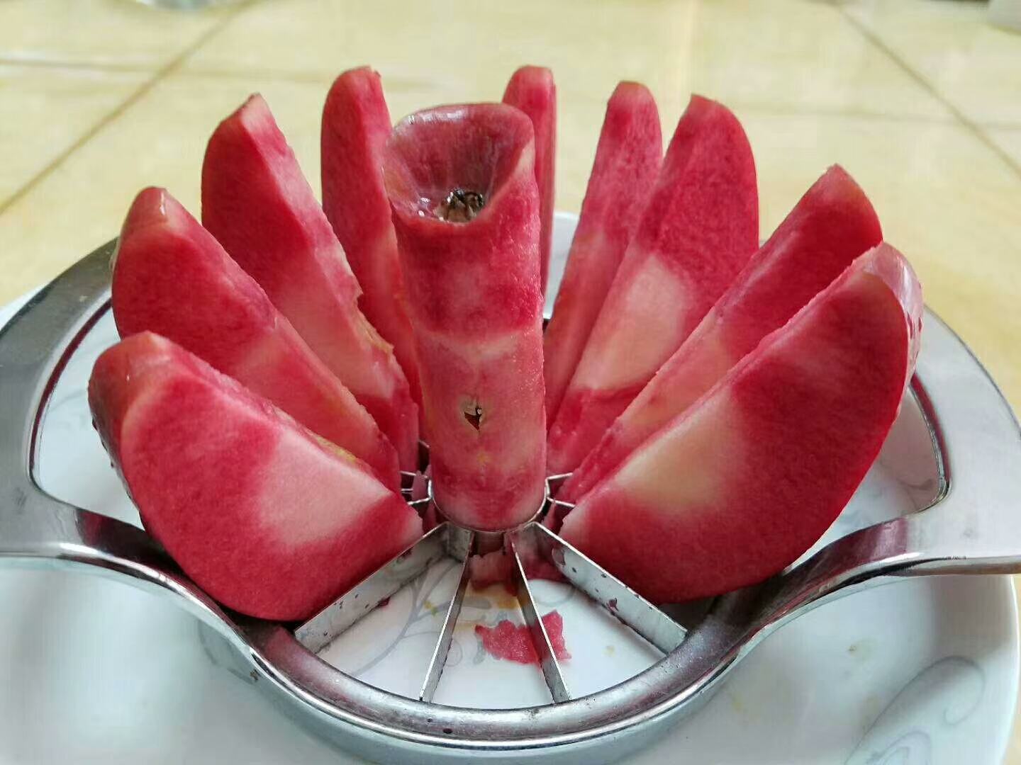 老年人切开花牛苹果准备食用