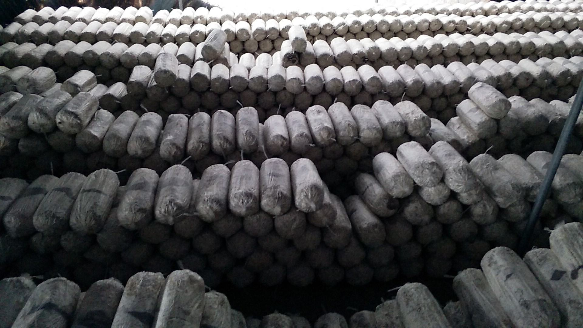 厨师正在翻炒蘑菇与子姜,锅中热气腾腾 翻炒蘑菇