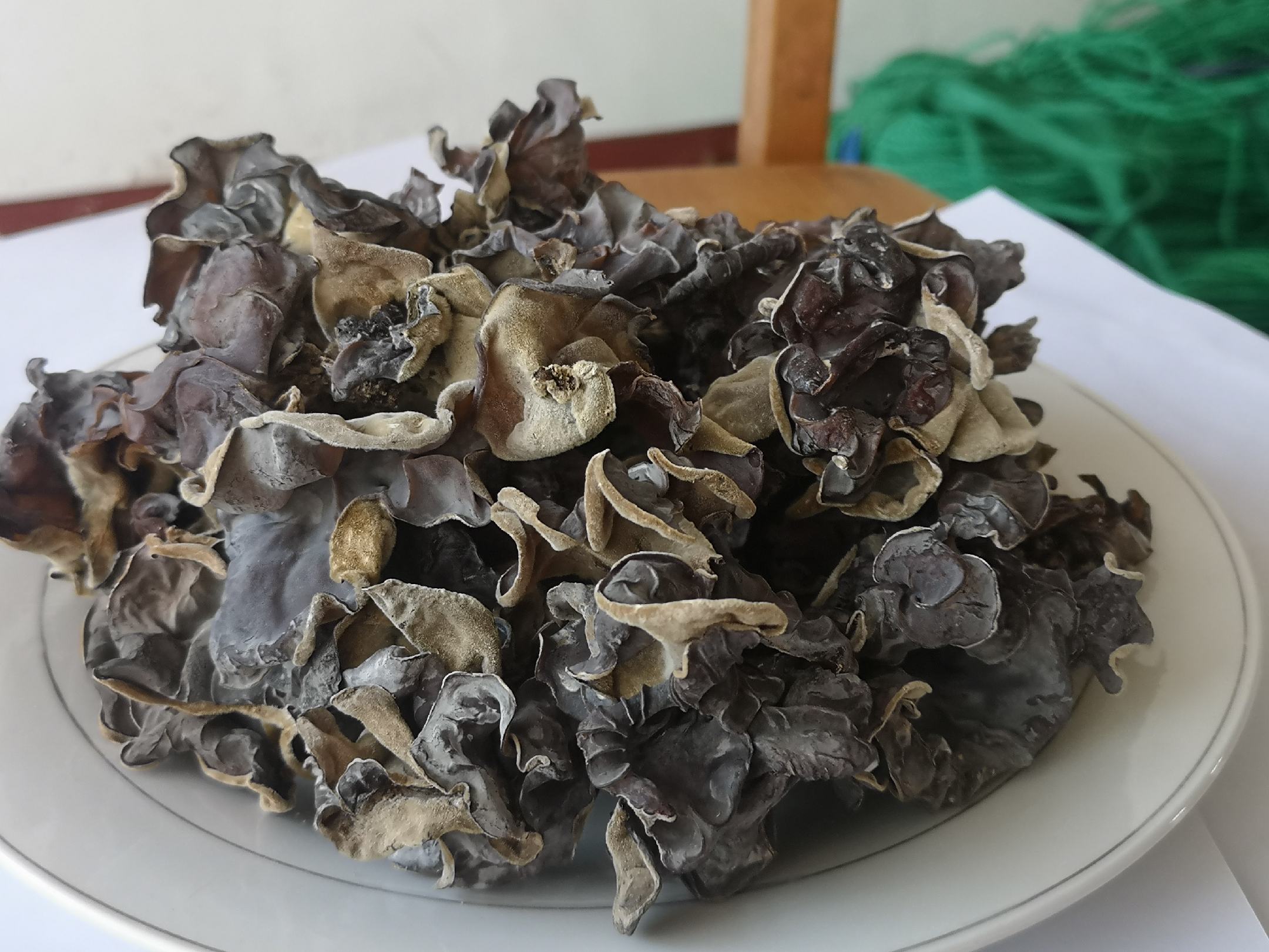 洋葱拌毛木耳成品摆盘特写