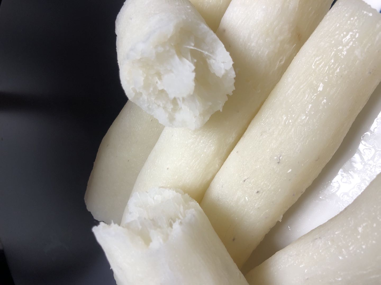 山药去皮与蒸制过程