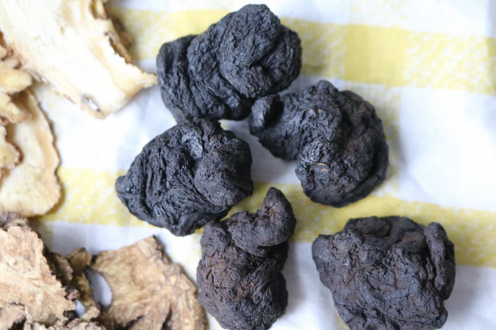 熟地黄切片特写,展示其断面细腻、油润的质地特征 熟地黄切片特写