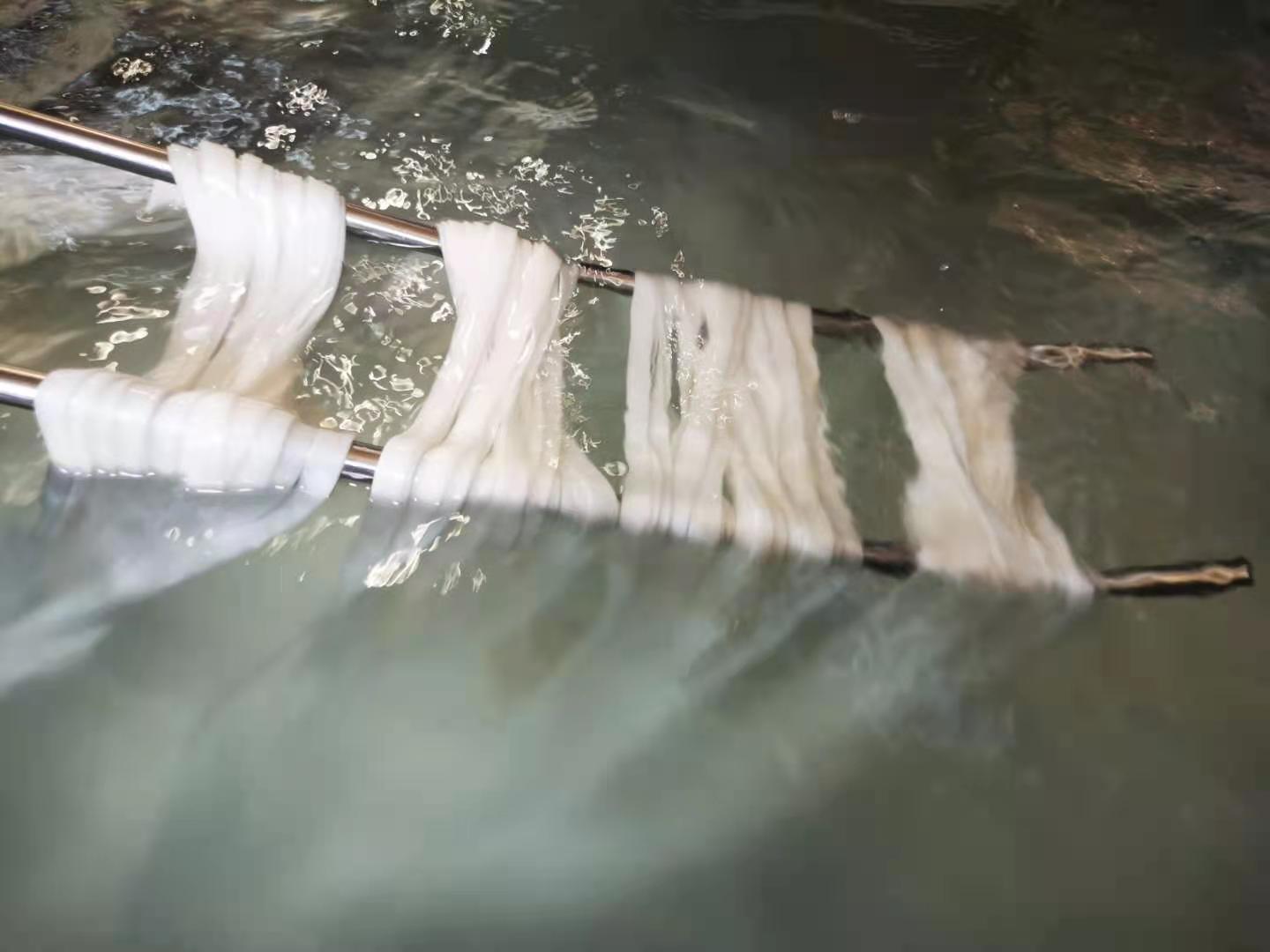 豆皮泡发与切条过程