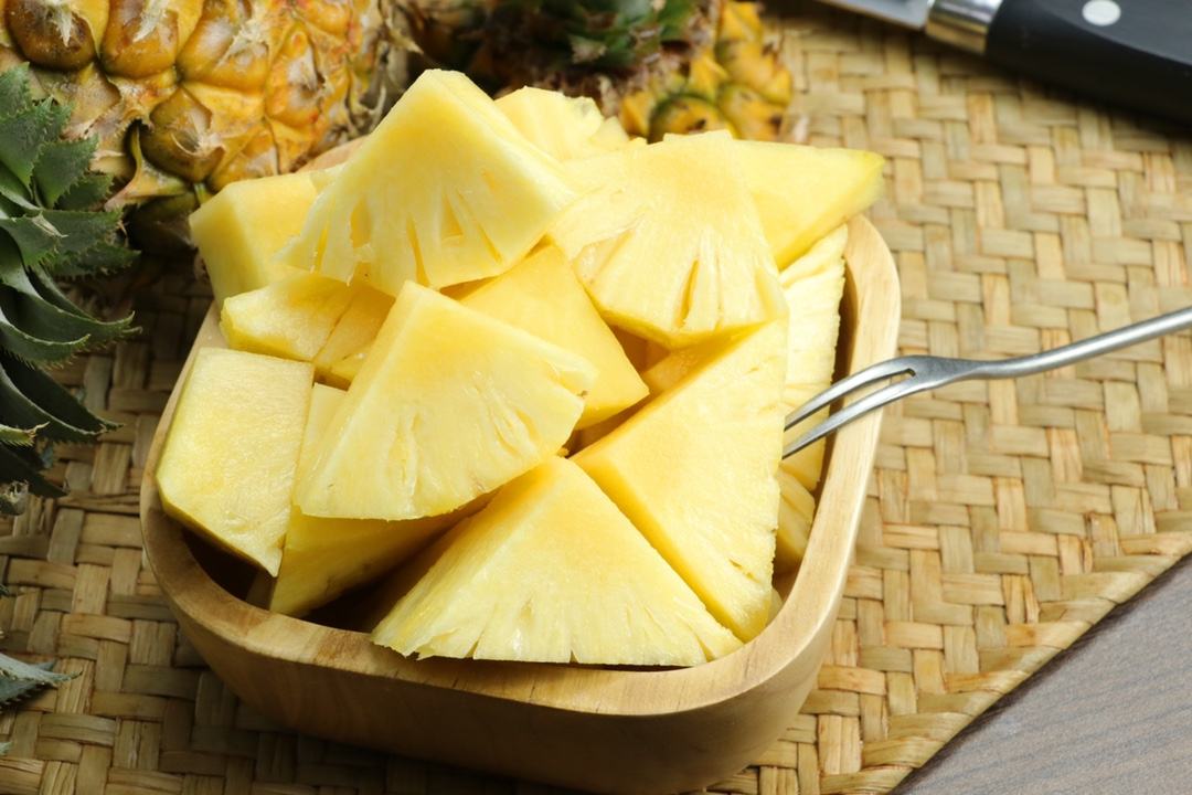 李子与酸奶和坚果混合的早餐碗