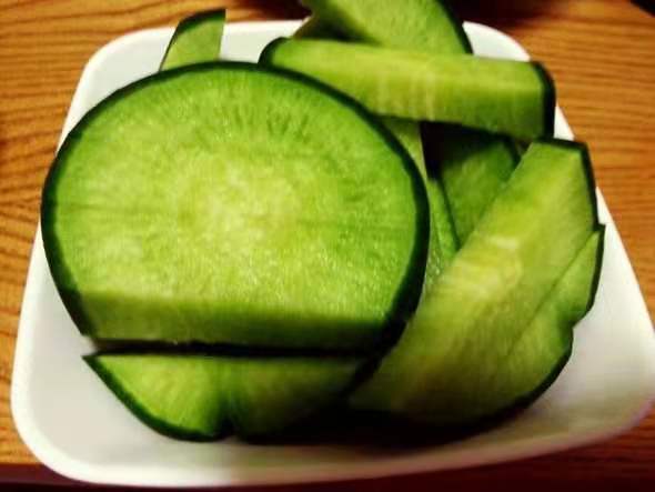 一张展示桌上陈列多种以翠玉萝卜为原料的加工产品:透明包装的即食切片、玻璃瓶装的酸辣泡菜、纸盒包装的冻干脆片、以及标有‘鲜榨果蔬汁’字样的饮料瓶,整体布局整洁现代,突出产品的多样化与商业化潜力 翠玉萝卜深加工产品展示