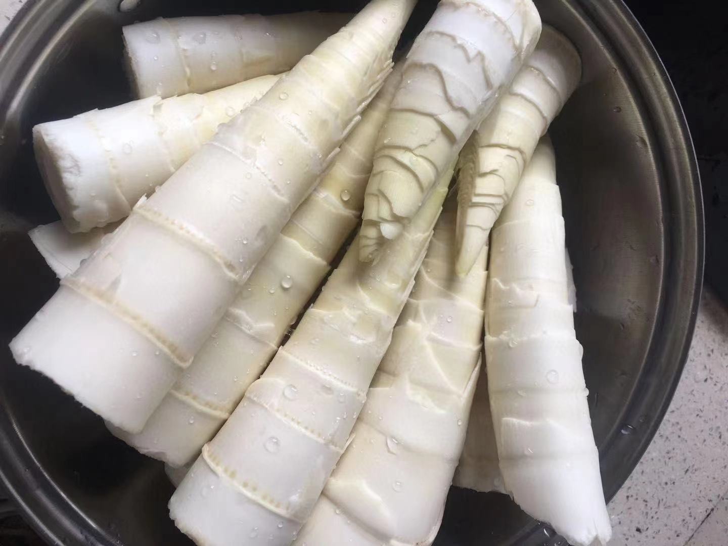 高清特写:不锈钢锅中沸水翻滚,3根带泥新鲜雷竹笋整根浸没,水面浮着细小泡沫,锅边可见食盐颗粒、白醋瓶和一碗米汤,蒸汽升腾,体现‘整根沸水+盐醋米汤’核心处理法 雷竹笋整根焯水过程特写