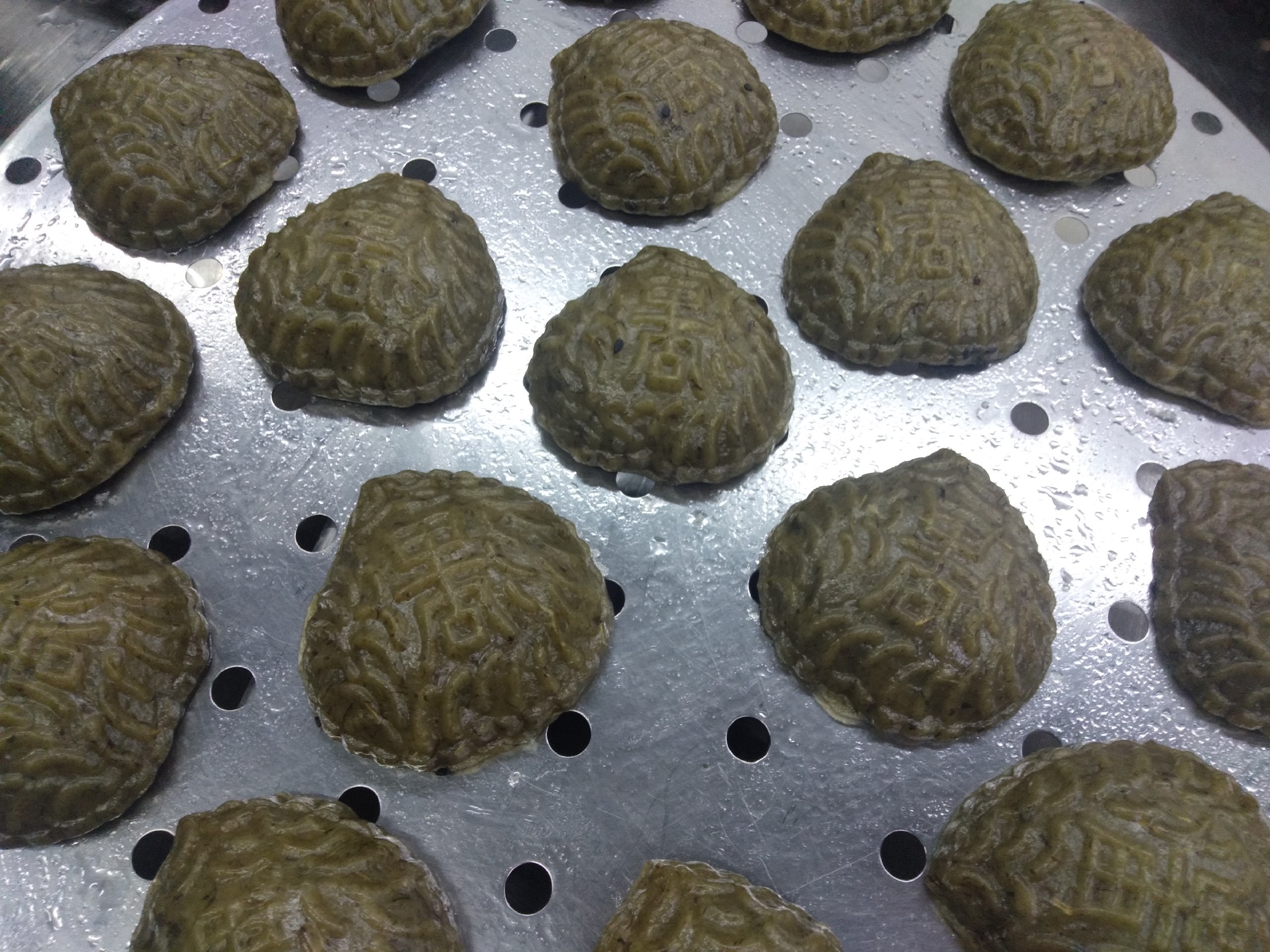 锅中绿豆与莲子正在慢火熬煮,蒸汽升腾,汤色逐渐变得浓稠 绿豆煮莲子过程图