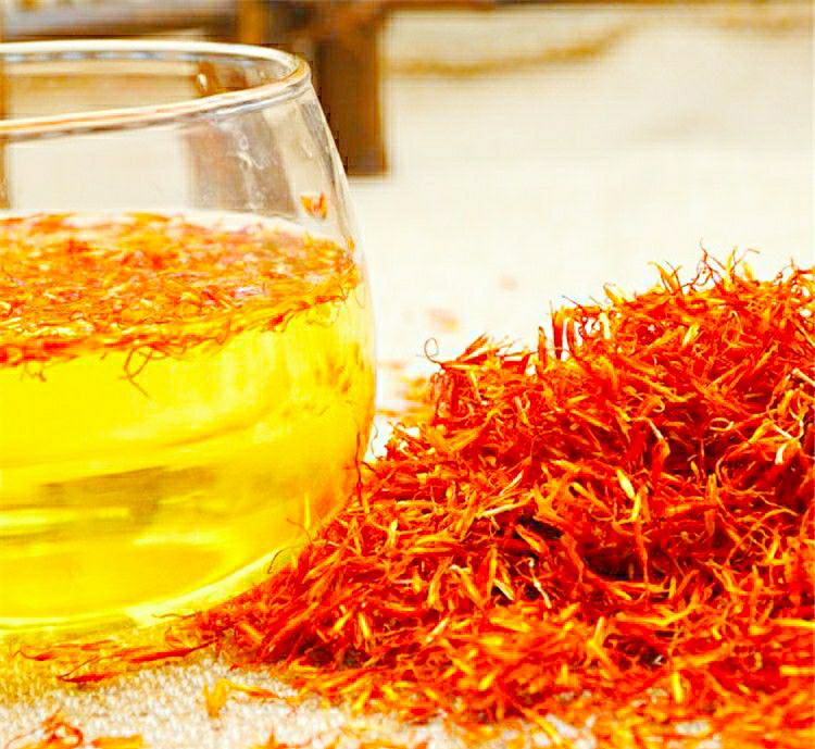 手工冲泡柠檬红茶的过程,展示红茶包与新鲜柠檬片的组合 柠檬红茶制作过程图