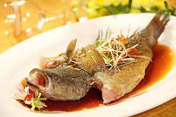 蒸制完成的鲜椒蒸鲈鱼,色泽鲜亮,辣椒与葱花点缀,香气扑鼻 鲜椒蒸鲈鱼成品图