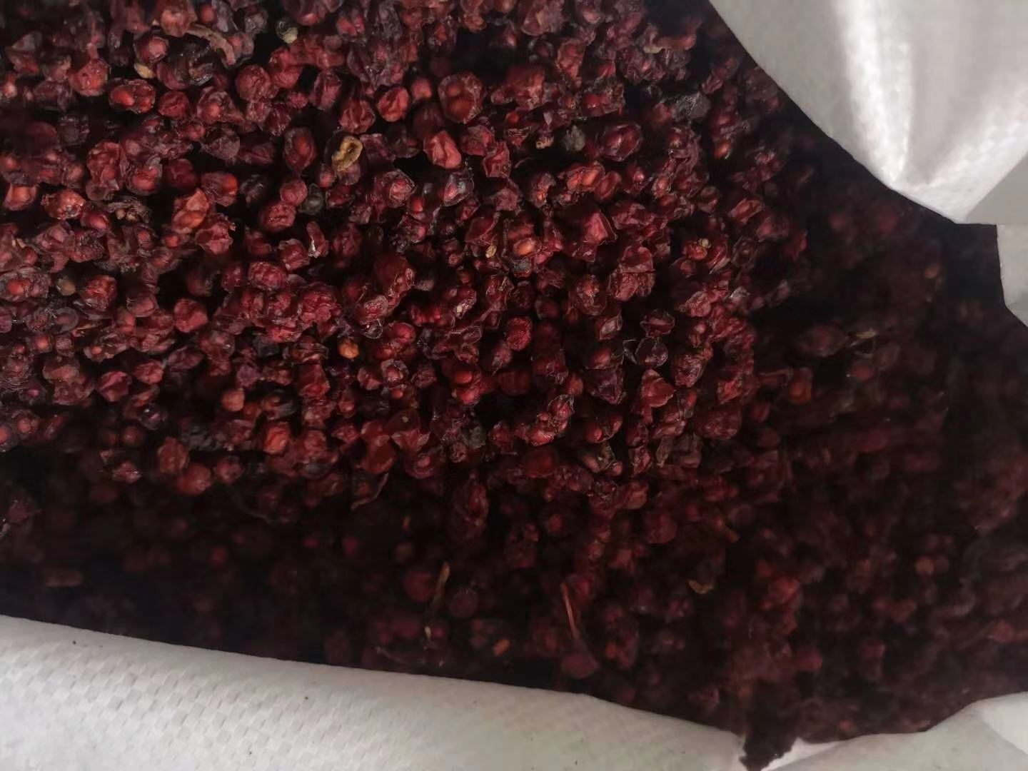 北五味子泡酒原材料:五味子果实与白酒 北五味子泡酒原材料