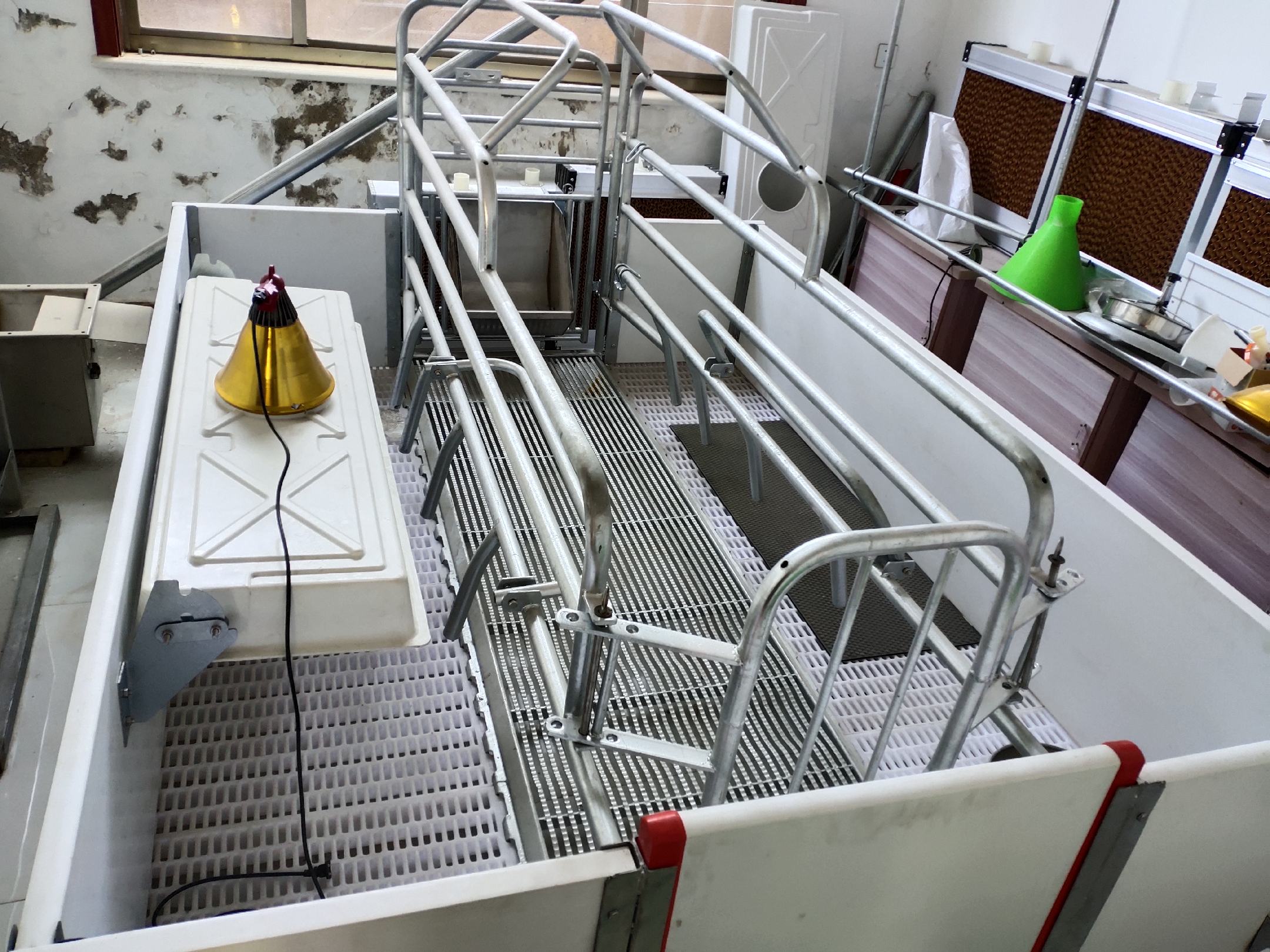 [畜牧养殖机械批发]热镀锌母猪产床 分娩床 产保一体定位栏 限位栏 保