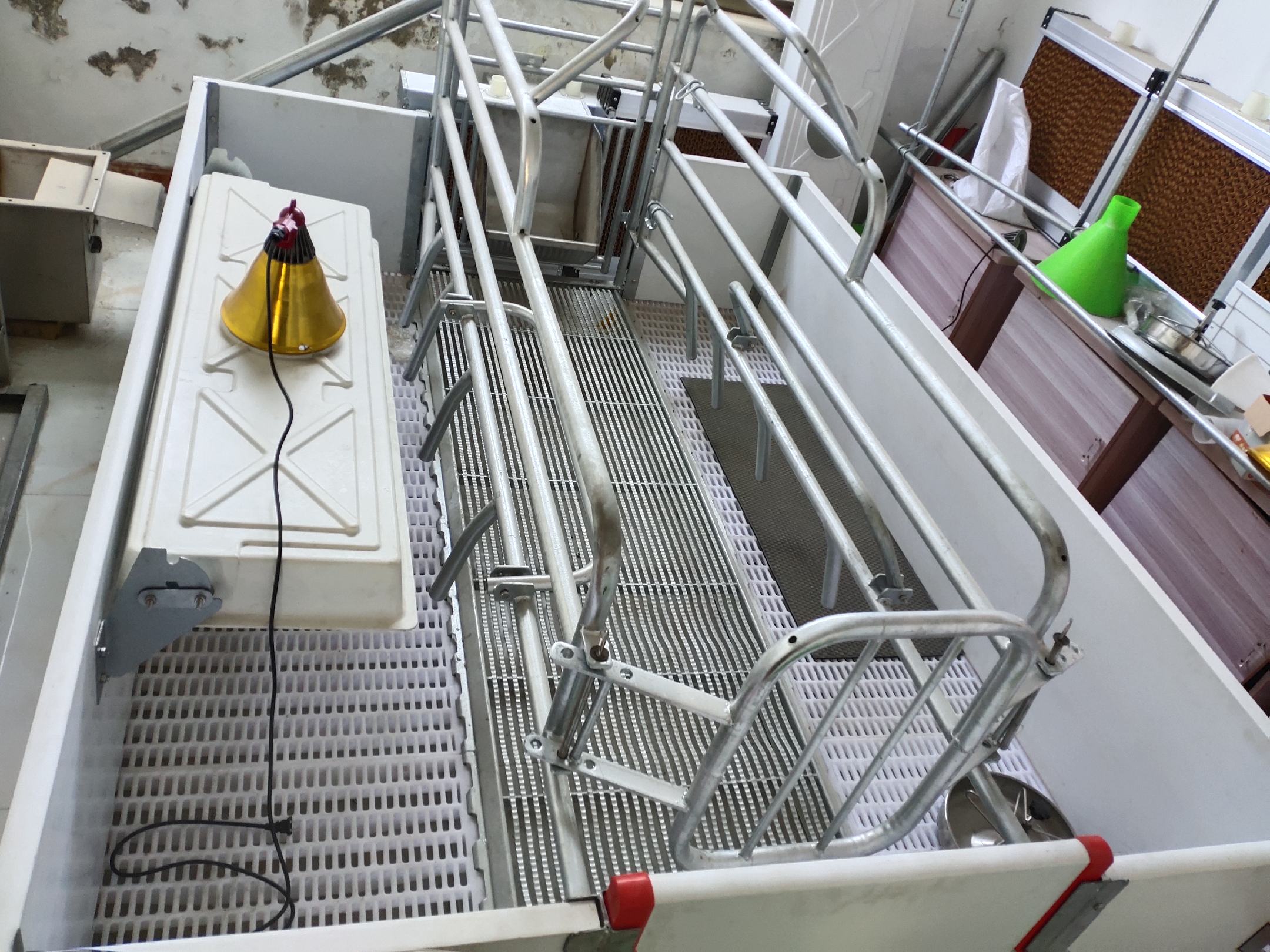 [畜牧养殖机械批发]热镀锌母猪产床 分娩床 产保一体定位栏 限位栏 保