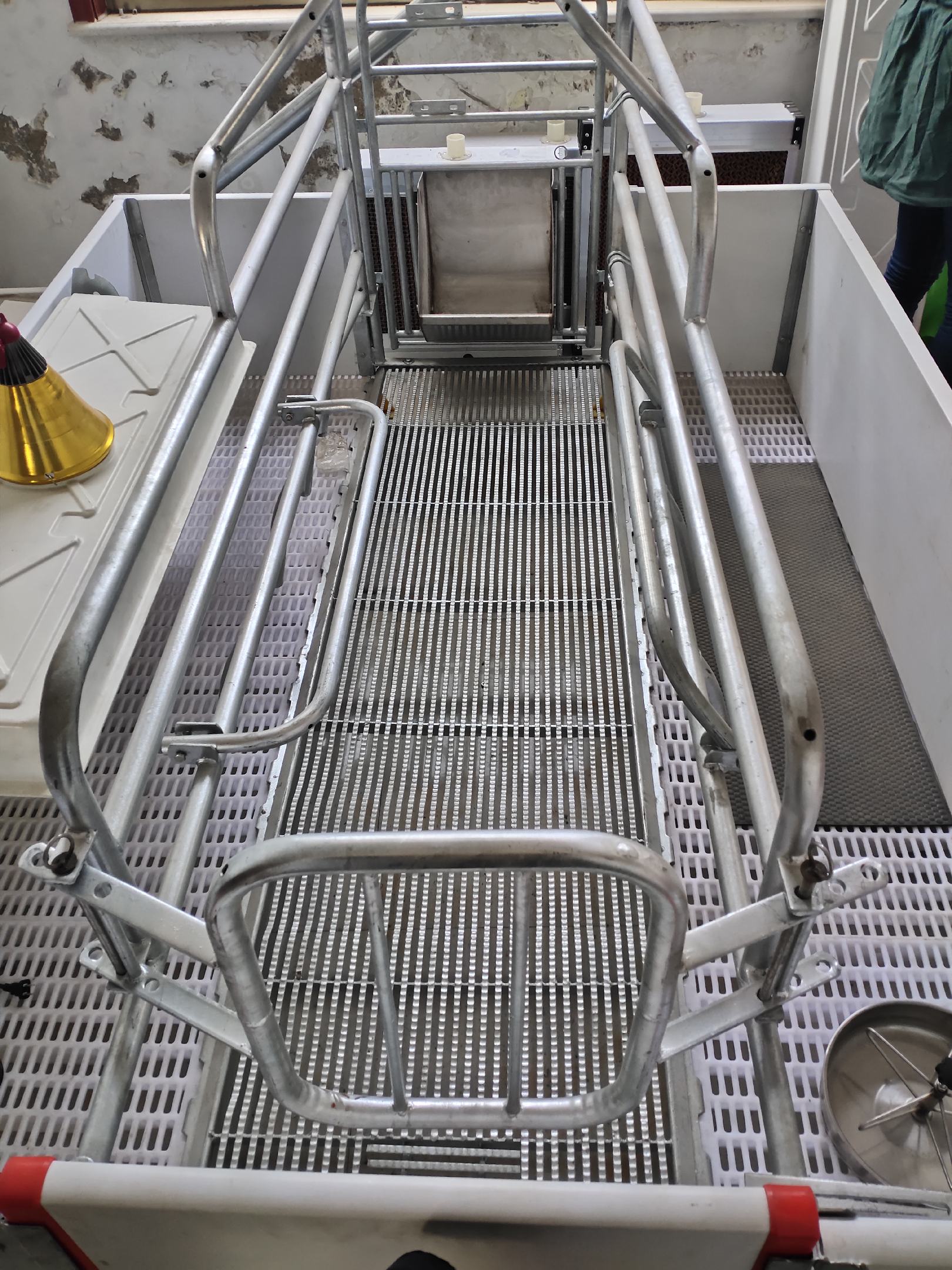 [畜牧养殖机械批发]热镀锌母猪产床 分娩床 产保一体定位栏 限位栏