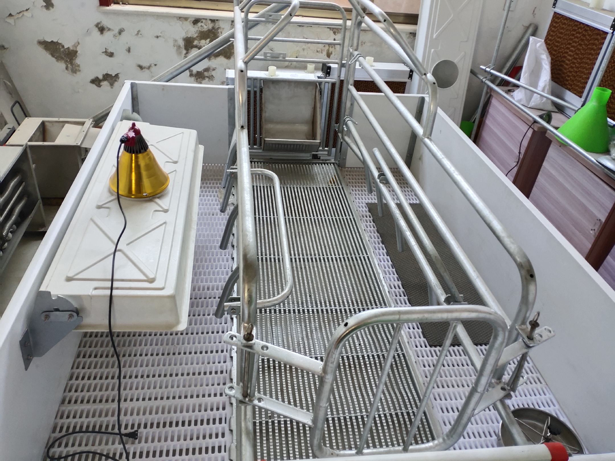 [畜牧养殖机械批发]热镀锌母猪产床 分娩床 产保一体定位栏 限位栏 保