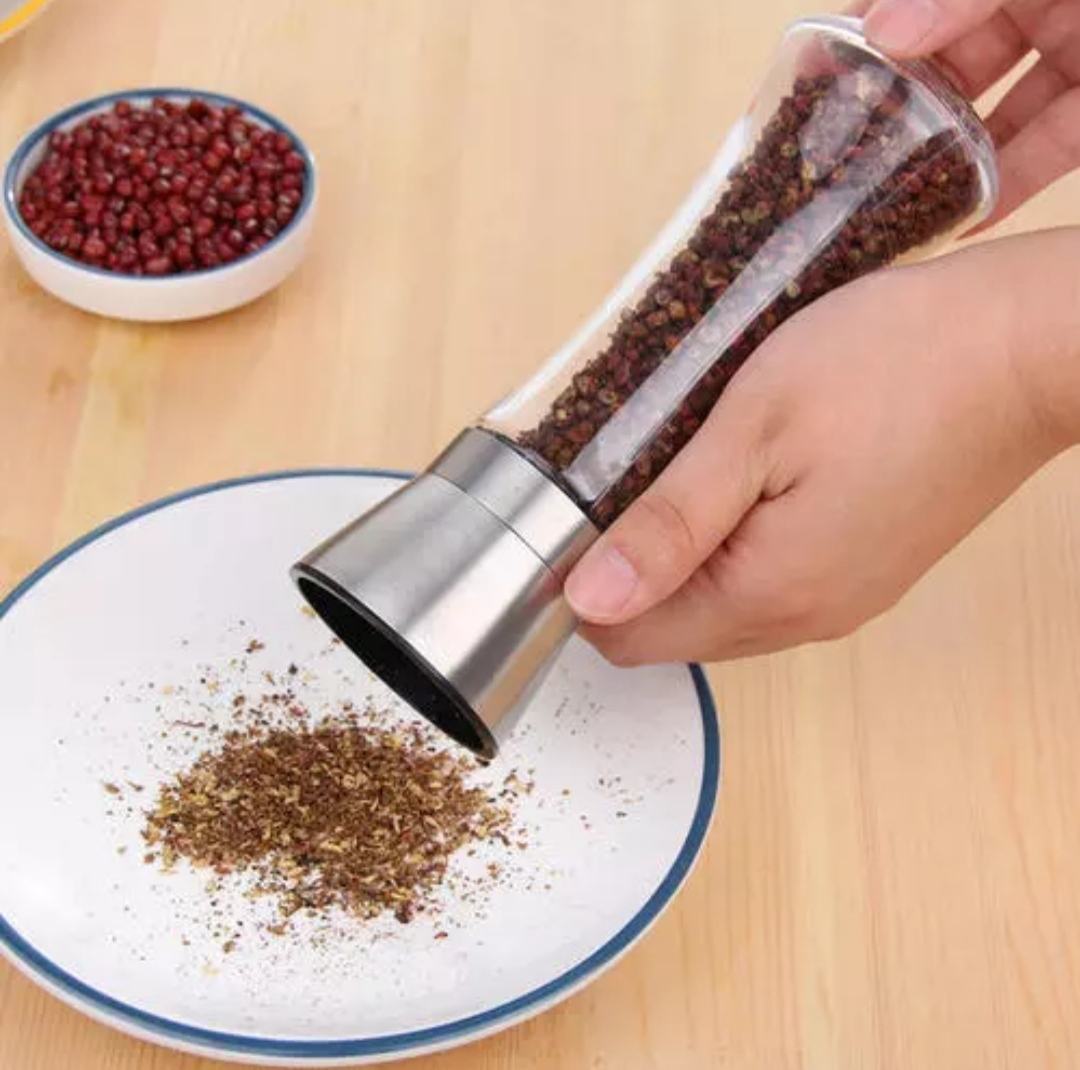 使用搅拌机研磨黑胡椒粒