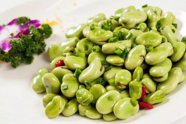 清炒蚕豆与搭配食材摆盘