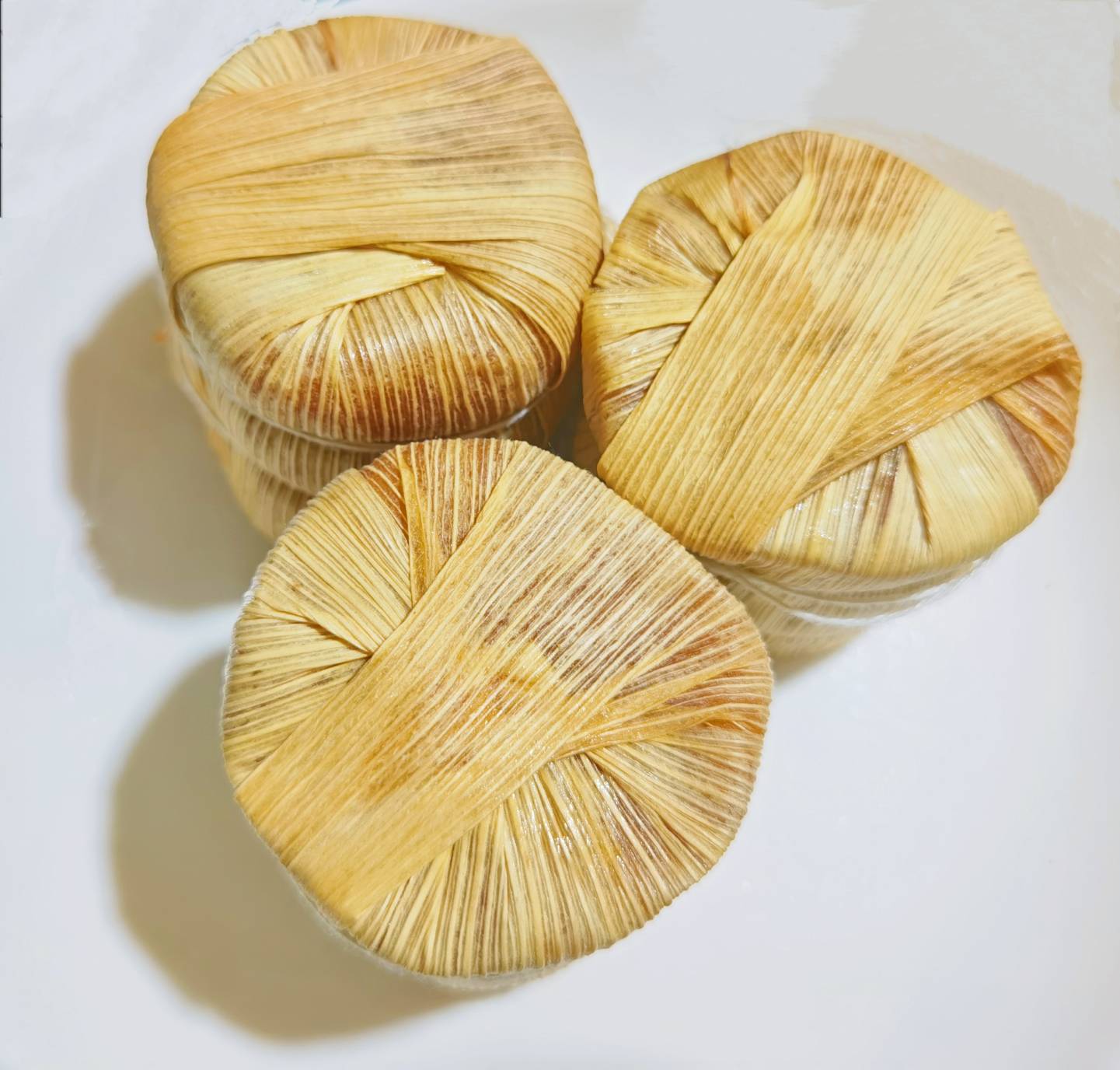 包粽子步骤图,展示如何将芸豆与糯米结合包入粽叶中 包粽子全过程演示图