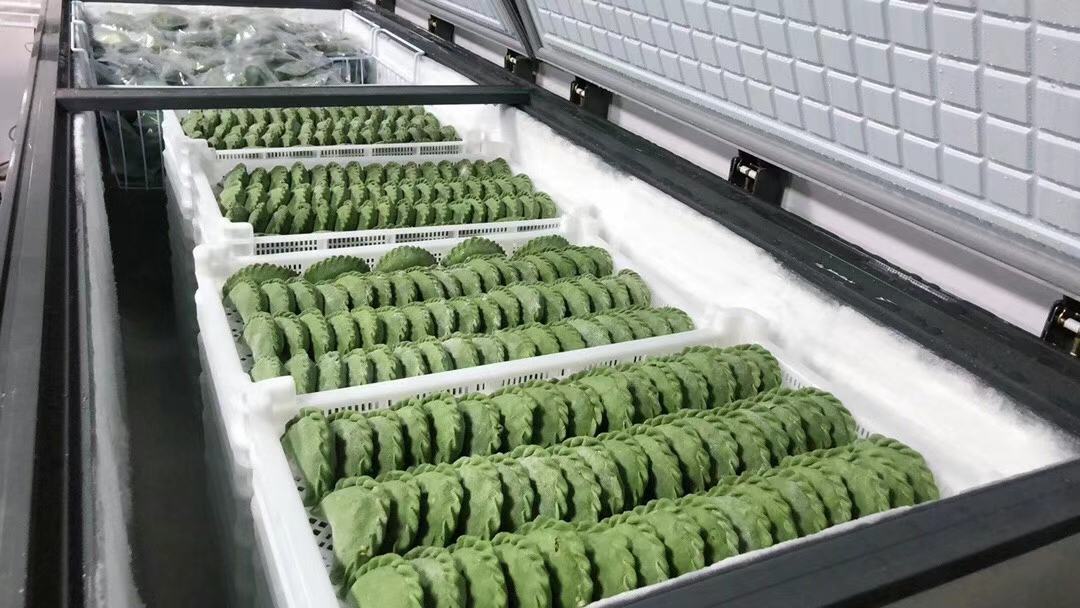 青提柠檬冰棒制作过程,展示倒入模具并冷冻的步骤 青提柠檬冰棒制作示意