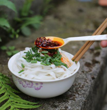 贵州石阡特产小吃绿豆粉美味佳肴回味无穷