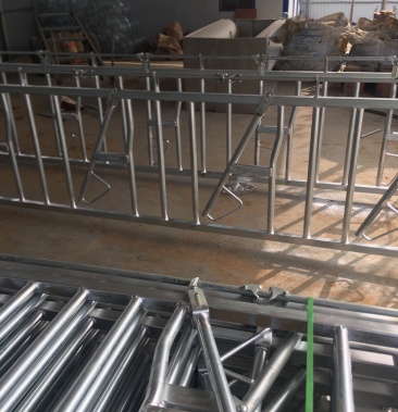 现代化牛场自锁式牛颈夹 牛颈枷使用 打针防疫更方便