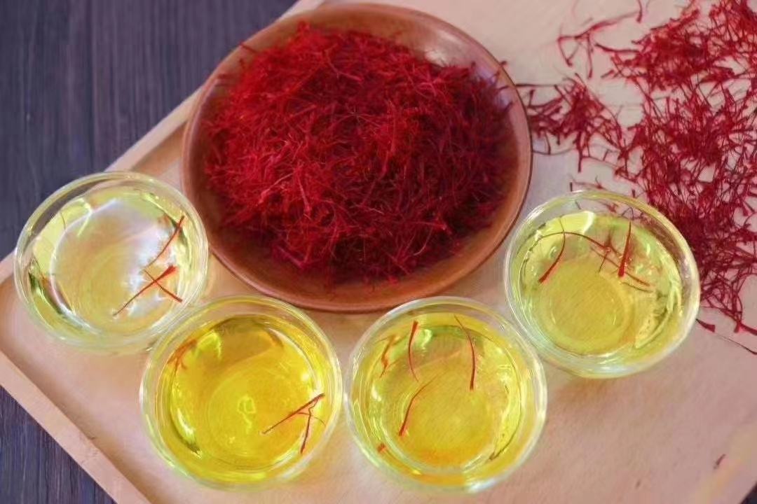 藏红花与金丝皇菊一起泡水的图片,展示两种食材在玻璃杯中冲泡后的自然状态 藏红花与金丝皇菊泡水图