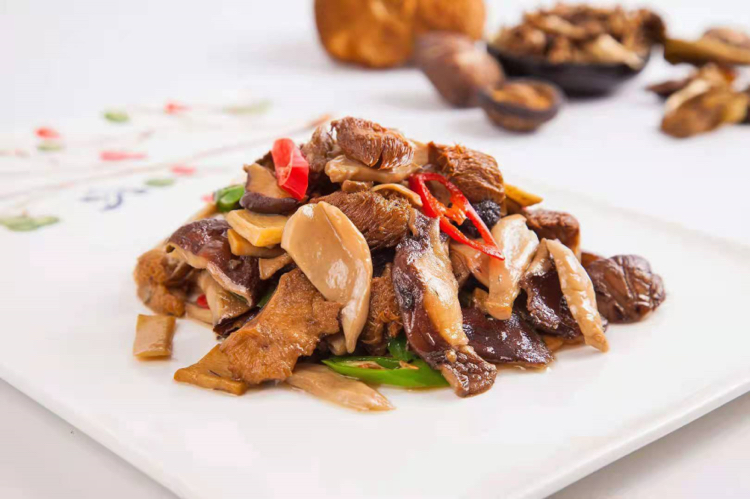 成品图：油菜香菇木耳炒菜装盘