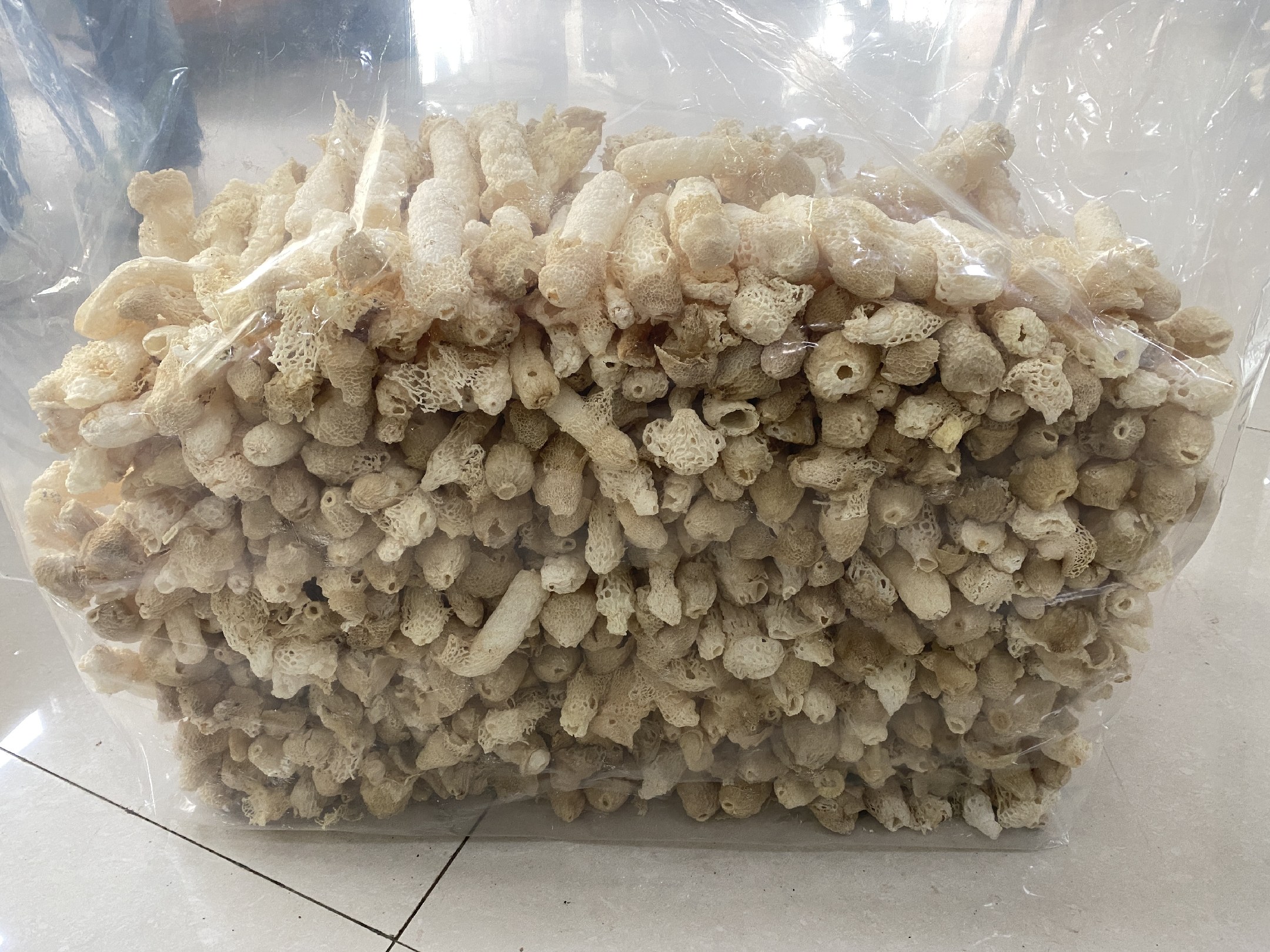 一组精心包装的短裙红托竹荪产品,包括自然晾干的完整干品、真空小包装即食段、礼盒装混合菌类,背景为现代厨房与中式汤碗,体现从原料到餐桌的应用场景 短裙红托竹荪干品与即食产品组合展示