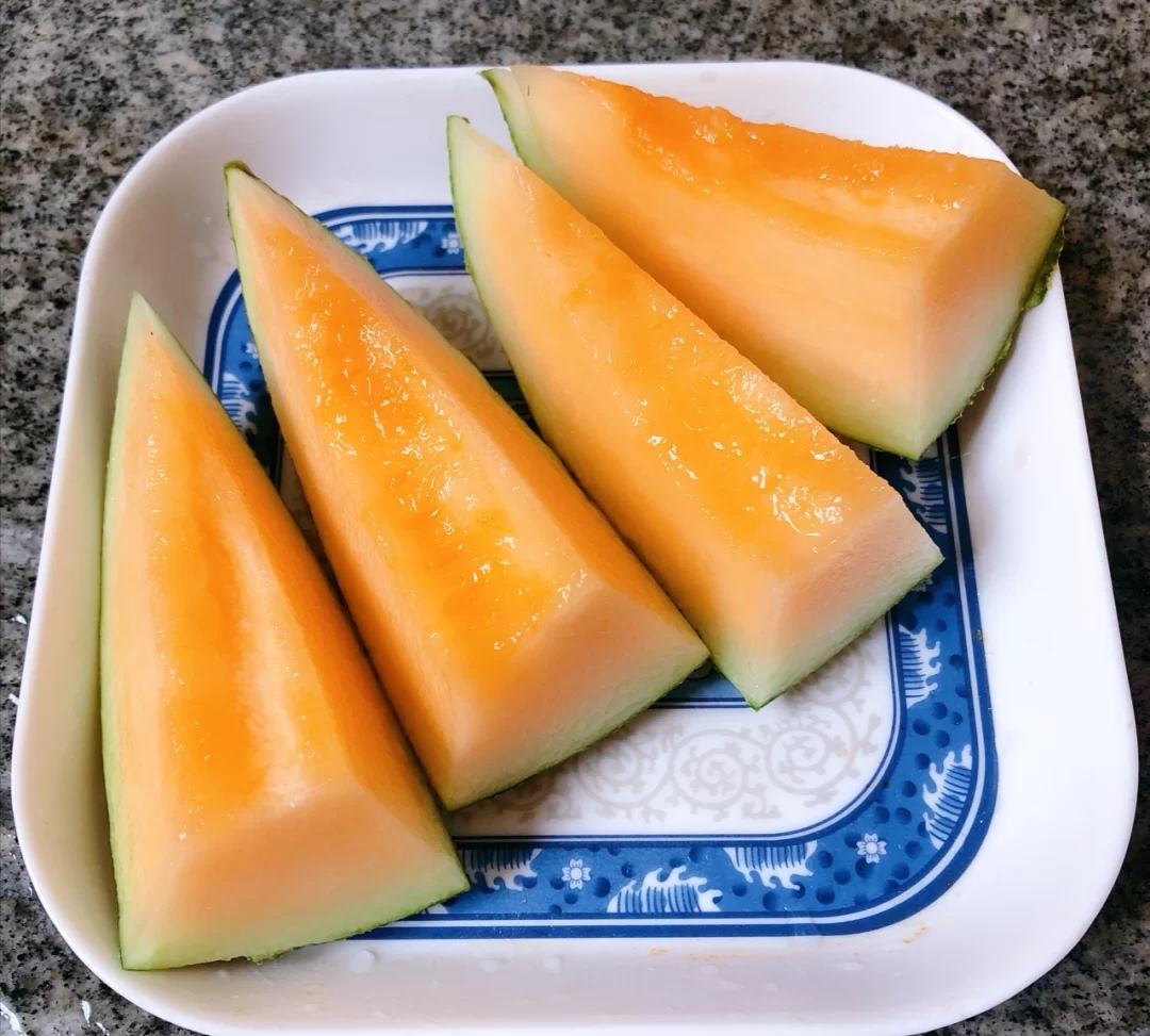 切好的哈密瓜摆盘图