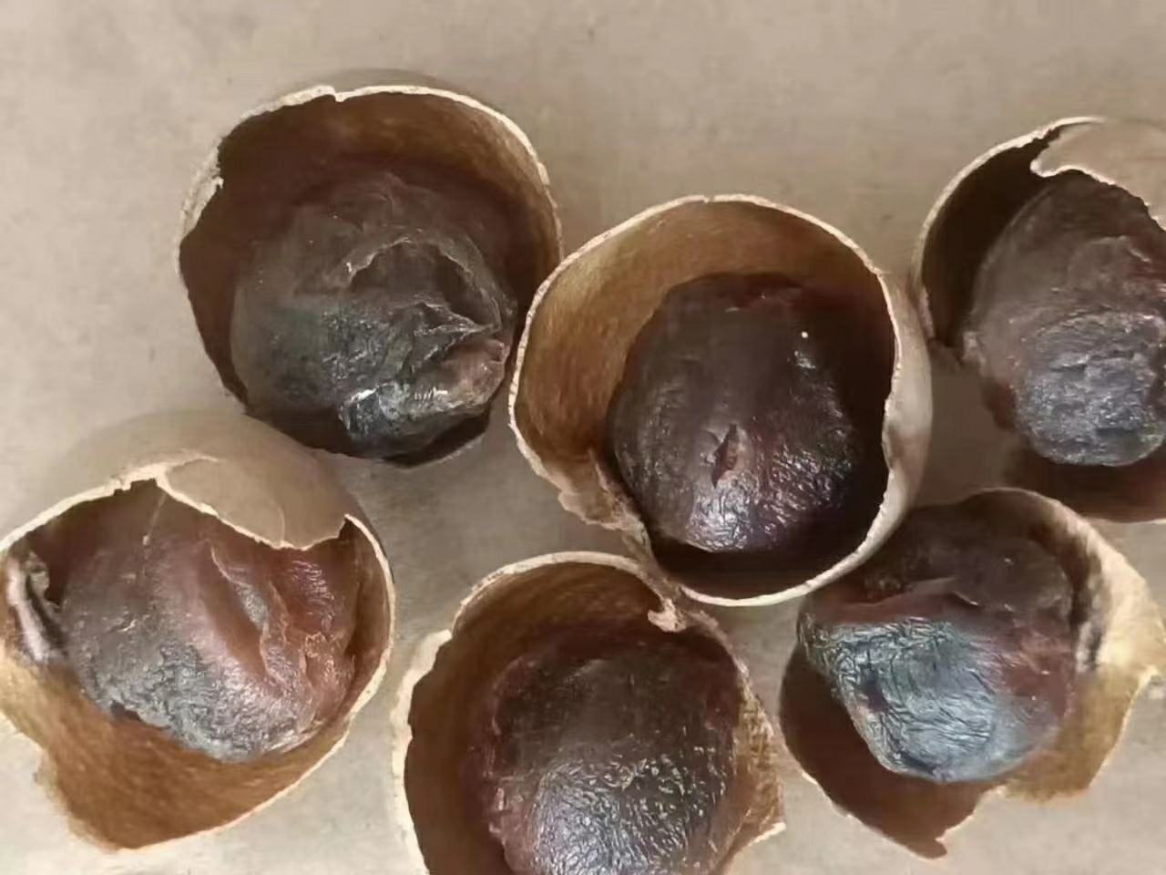 展示新鲜桂圆果肉与干燥桂圆的对比,突出其营养价值 桂圆果肉与干桂圆对比图